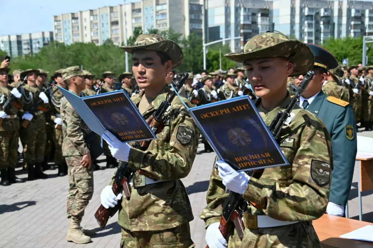 Исполняя свой долг: в Караганде клятву на верность Родине принесли почти 400 новобранцев