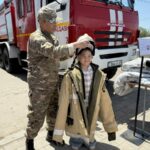 Показ под струями воды: спасатели и пожарные показали свою работу