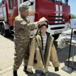 Показ под струями воды: спасатели и пожарные показали свою работу