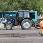 В районе Казыбек би Караганды продолжается ремонт дорог