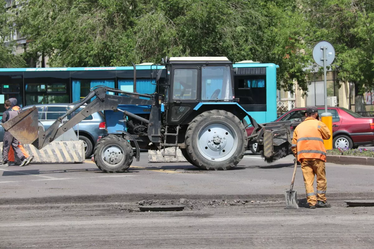 В районе Казыбек би Караганды продолжается ремонт дорог