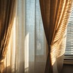 Чем закрыть окна от солнца: что реально помогает от жары и яркого света