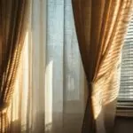 Чем закрыть окна от солнца: что реально помогает от жары и яркого света