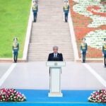 Глава государства выступил на церемонии поднятия Государственного флага