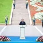 Глава государства выступил на церемонии поднятия Государственного флага