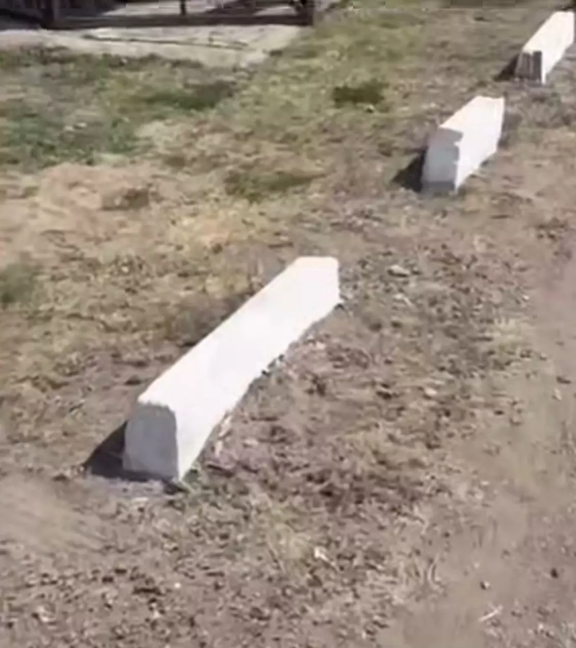 Не в первый раз на городской пляж заезжают автомобили