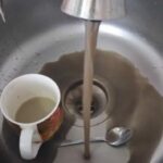 В Бухар-Жырауском районе пояснили причину появления мутной жижи, вытекающей из нового водопровода
