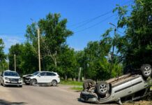 Автомобиль перевернулся после столкновения в Темиртау