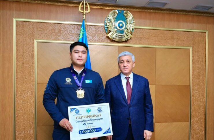 Только вперед: Ермаганбет Булекпаев наградил карагандинских кочевников