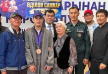 С цветами и овациями земляки встретили призера Азиады Санжара Адилова