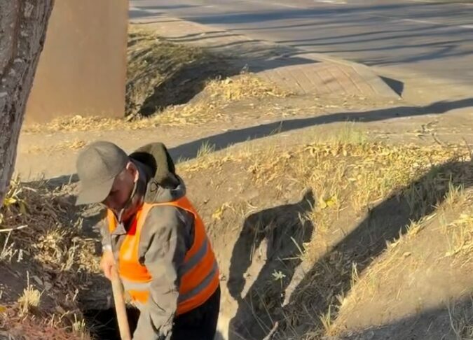 В Караганде горожан попросили поддерживать чистоту арыков и водоотводных каналов