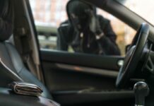 Кражу из автомобиля раскрыли благодаря камерам видеонаблюдения