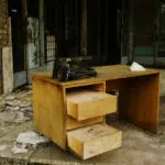 Старую мебель оставили во дворе: полицейские установили нарушителей